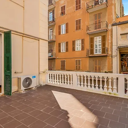 Redamare In The Center Of The